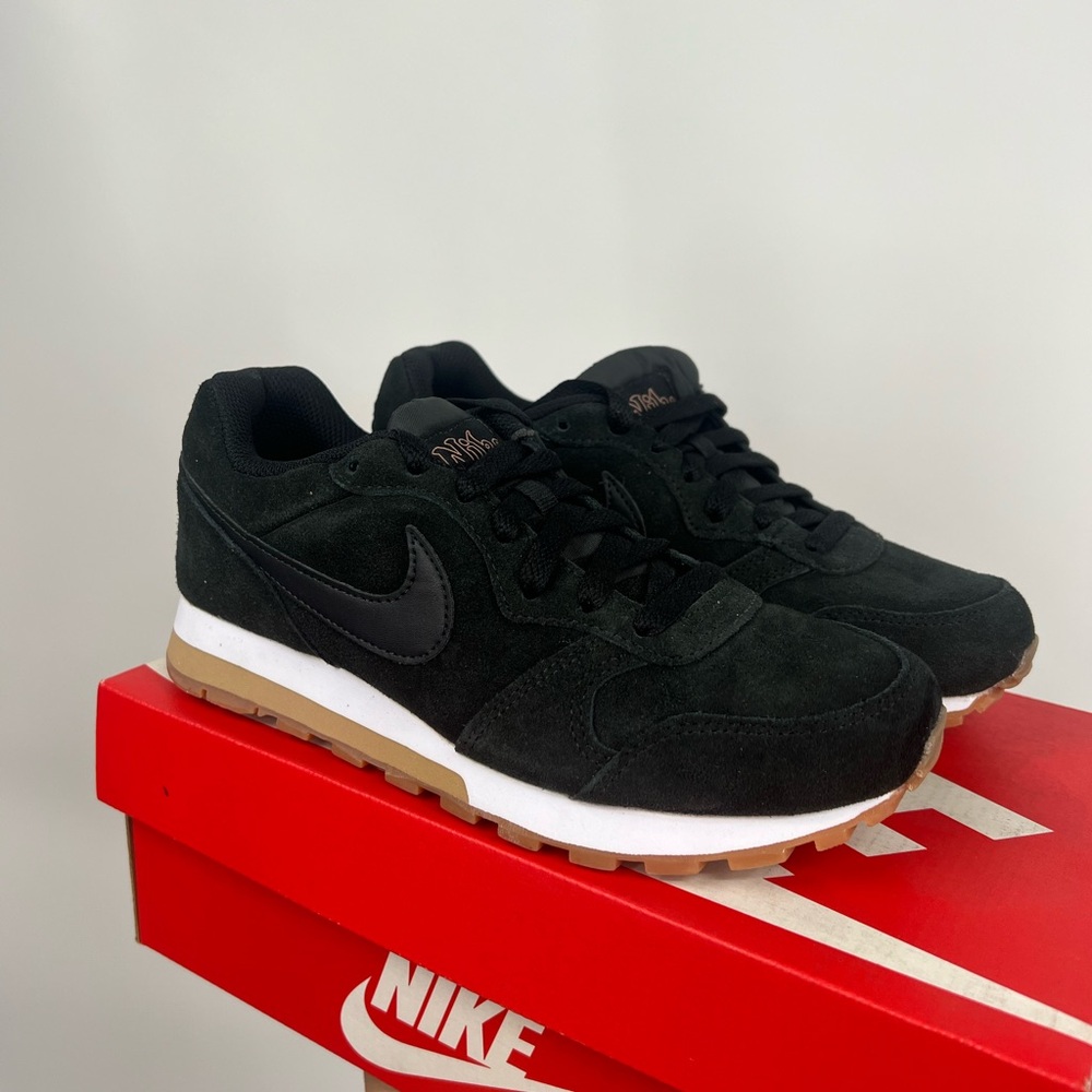 Nike Womens MD Runner 2 SE Sneakers Size 6